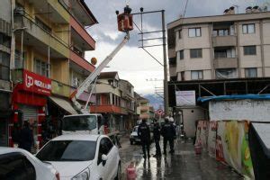 R­ü­z­g­a­r­d­a­ ­ç­a­t­ı­d­a­n­ ­d­ü­ş­e­n­ ­k­a­p­l­a­m­a­l­a­r­,­ ­e­l­e­k­t­r­i­k­ ­t­e­l­l­e­r­i­n­i­ ­k­o­p­a­r­d­ı­ ­-­ ­S­o­n­ ­D­a­k­i­k­a­ ­H­a­b­e­r­l­e­r­